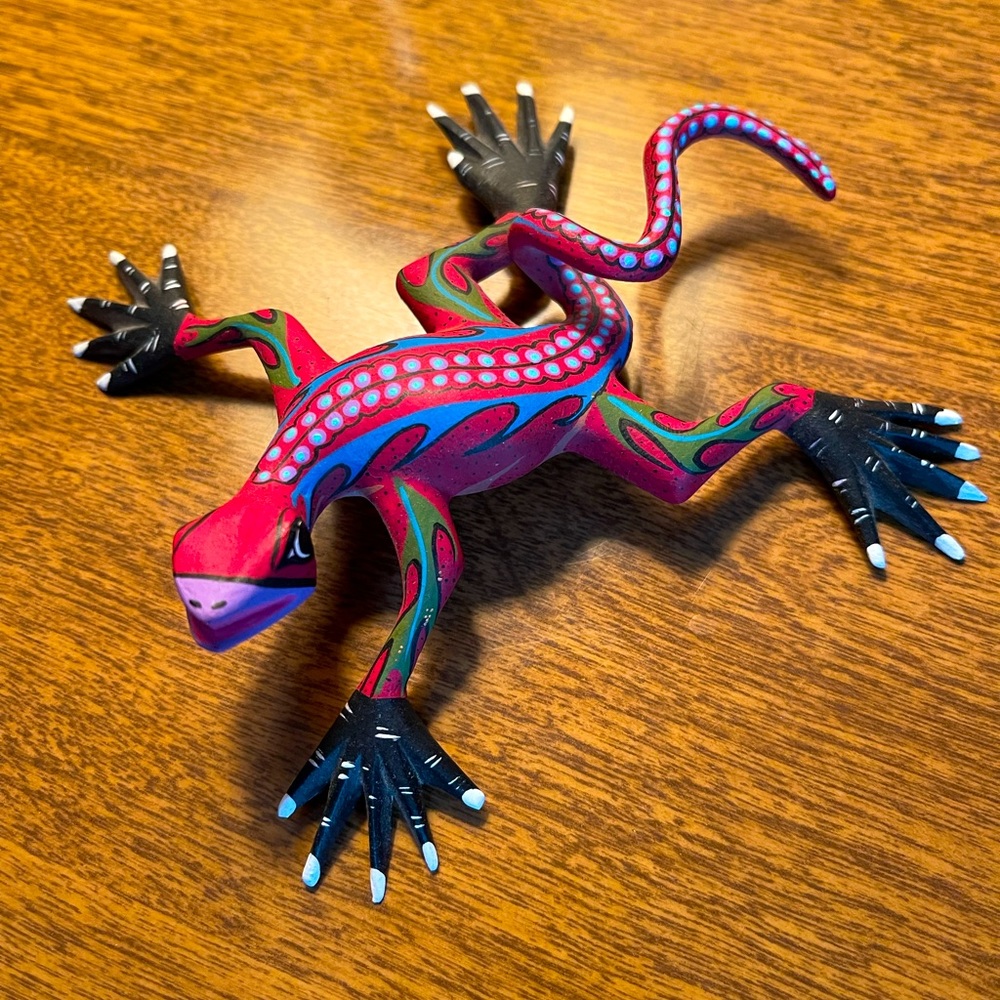 Oaxacan wood carved Gecko Lizard